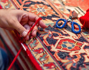 خدمات تخصصی و حرفه ای رفوی فرش در قالیشویی صادقیه 